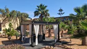 Residence with exclusive guest house by the sea