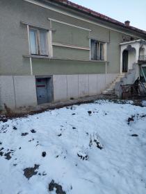 Large house with interior courtyard and annex for sale